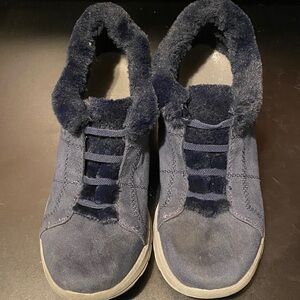 Bzees Cozy Blue faux fur Lined 11 M Sneakers
